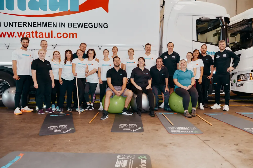 Das Wattaul-Team gemeinsam vor einem LKW
