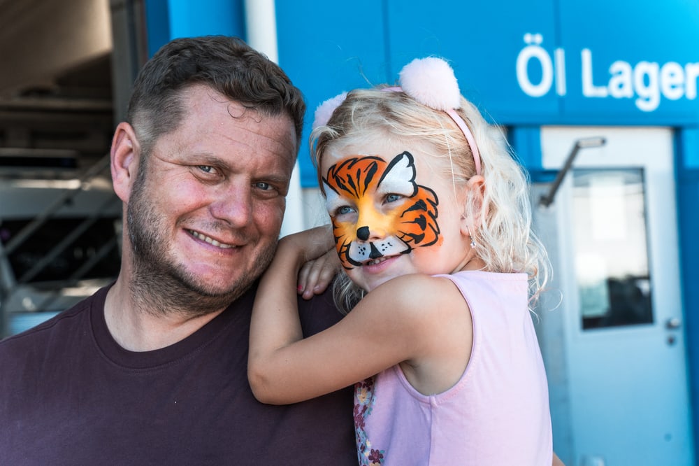 Vater mit geschminktem Kind beim Wattaul-Sommerfest