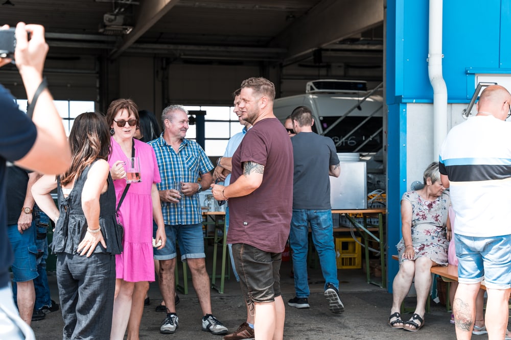 Gäste im Gespräch beim Wattaul-Sommerfest