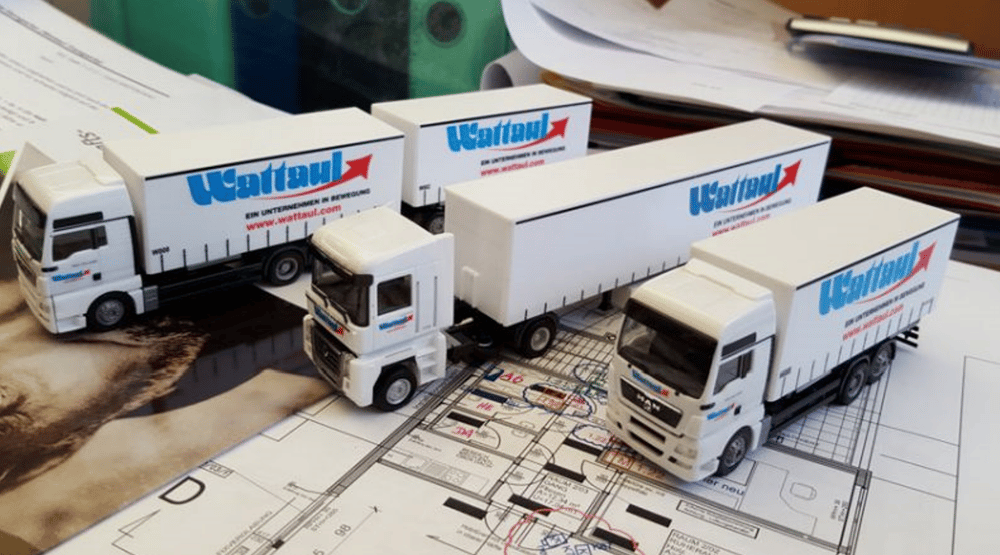 Wattaul-Modell-Lkw auf Planunterlagen zur Logistikplanung